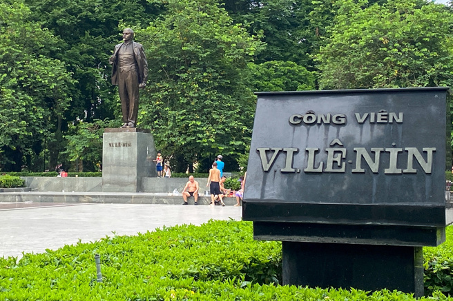 画面为河内民眾在列寧公园里运动。（图／路透社）