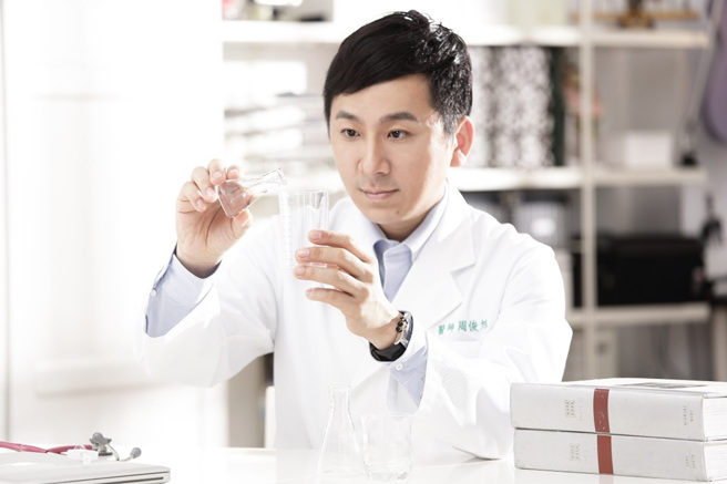 周俊旭医学博士与日本技术合作致力研发专业医美级的保养品。（图／森田药粧提供）