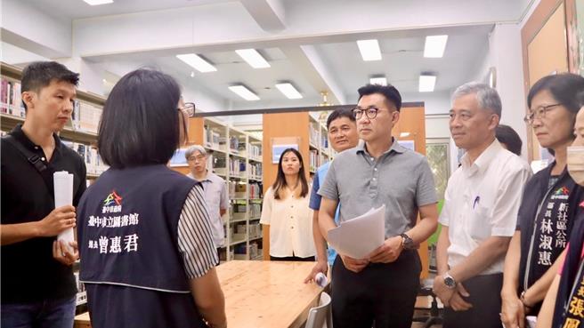 立法院副院長江啟臣（中）17日邀客委會及台中市政府等相關單位會勘，並爭取中央經費補助，2案總經費近8000萬元，中央地方攜手興建與優化圖書館。（江啟臣辦公室提供／張妍溱台中傳真）