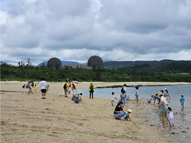 核三厂1号机7月27日将除役，6月18日开始递减运转，屏东县议员李世斌关切核三厂除役安全，县长周春米表示，一切都在掌控中。（罗琦文摄）