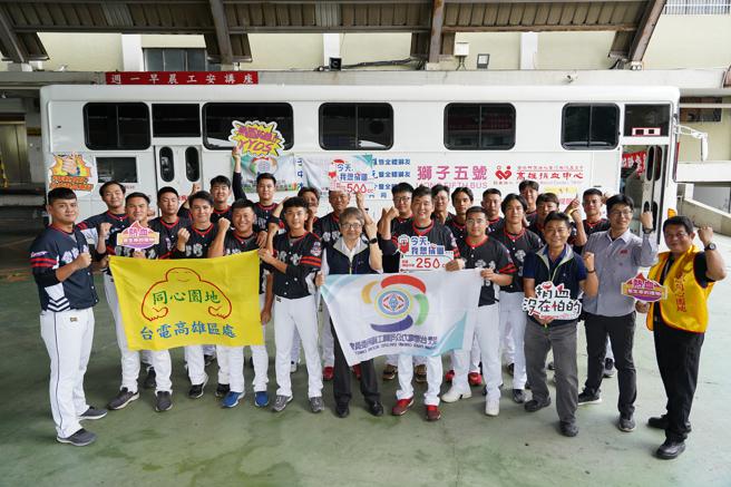 台電高雄區處今天(17日)上午舉行捐血活動，全隊21位身材矯健的棒球隊隊員，在處長張以諾號召下，穿著隊服、挽袖捐血。（圖片來源：台電高雄區處提供）