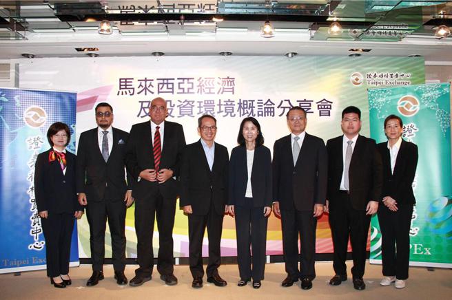柜买中心总经理李爱玲(右4)、槟城州立法议会高级拿督刘子健议长(左4)、Hotayi Electronic(M) Sdn. Bhd.拿督斯里李鸿隆董事长(右3)、霹雳州经济发展机构CEO DATUK REDZA RAFIQ ABDUL RAZAK(左3)假君悦酒店举办「马来西亚经济及投资环境概论分享会」会场合影留念。图／柜买中心提供