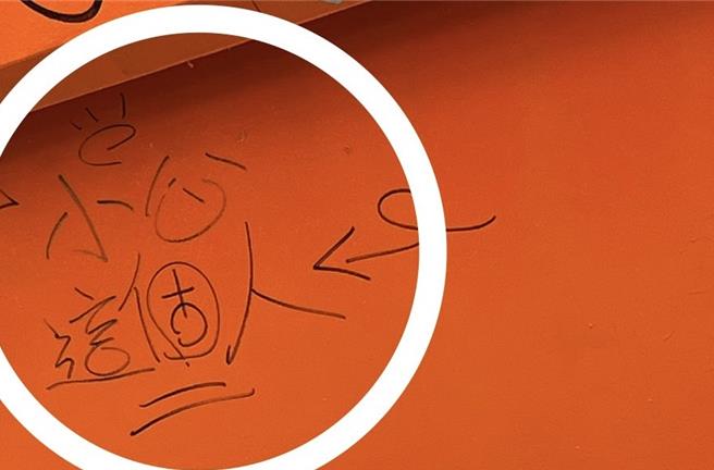 塗鴉怪客在新堀江一處店家鐵捲門上，塗有留有「小公這個人」的不明意義塗鴉，當場遭店家負責人蔡男經過逮到。（警方提供／任義宇高雄傳真）