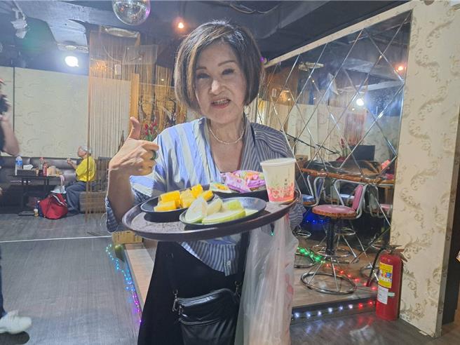 恬娃17日现身个人卡拉OK店，准备餐点招待客人。（谢佩桦摄）