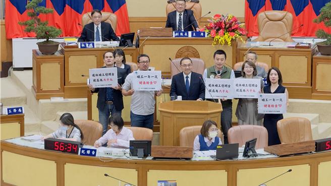 民進黨議員向新北市長侯友宜爭取照顧退休礦工，包含每年2000元慰問金提高到6000元、每年1次健康檢查。（呂健豪攝）