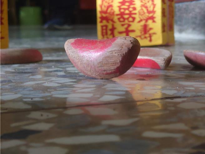 彰化縣埤頭鄉和豐村慈惠堂住持5天前擲出罕見的立筊，廟方趕忙拿來金紙將立筊圍起來，到今天立筊仍在原地屹立不倒。（葉靜美攝）