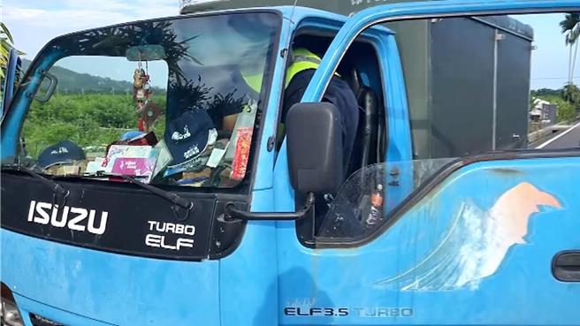 台东县卑南乡太平村58岁江姓农民疑似中暑昏迷于车内驾驶座。（读者提供／萧嘉蕙台东传真）