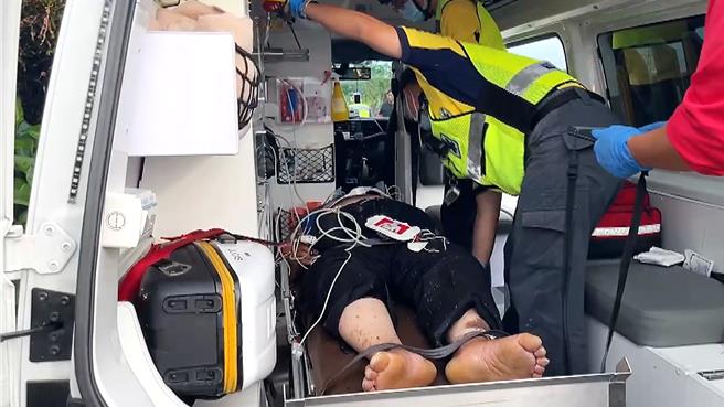 江姓农民生命迹象微弱，量测不到血压，所幸经高级救护队抢救后，顺利捡回一命。（读者提供／萧嘉蕙台东传真）