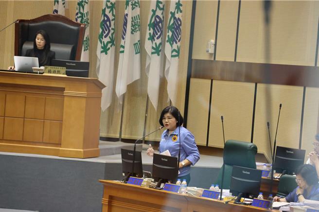 云林县政府17日在县议会进行「国土计画法实施后之课题因应」专案报告，县长张丽善（站立者）表示云林县府将于国土3阶争取公平待遇，并诉求将农业权纳入国土计画内。（云林县政府提供／张朝欣云林传真）