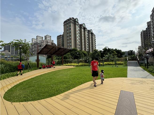 桃园区龙祥段有块公园预定地，但碍于经费高达9成面积仍是公设保留地，剩下1成公有地沦杂草丛生的治安死角，桃园市工务局整地打造成邻里型的龙寿三角公园，17日启用。（蔡依珍摄）