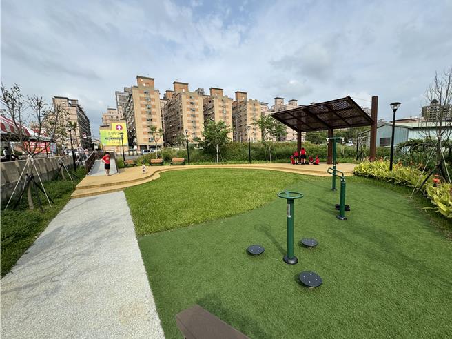 桃园区龙祥段有块公园预定地，但碍于经费高达9成面积仍是公设保留地，剩下1成公有地沦杂草丛生的治安死角，桃园市工务局整地打造成邻里型的龙寿三角公园，17日启用。（蔡依珍摄）