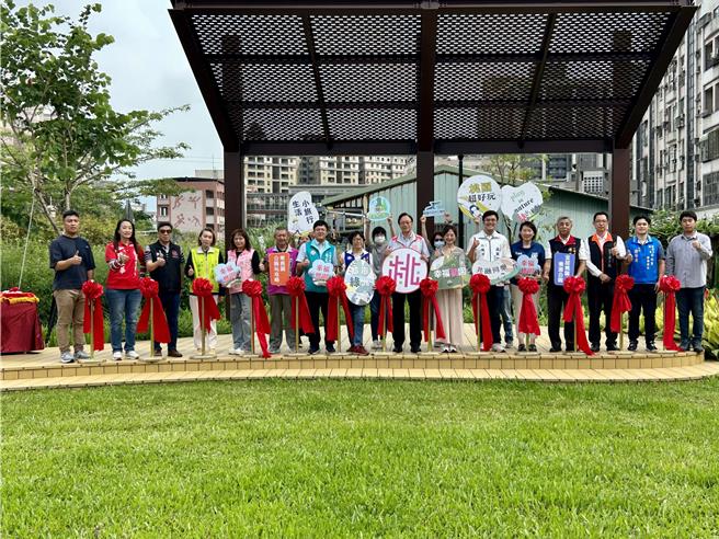 桃园区龙祥段有块公园预定地，但碍于经费高达9成面积仍是公设保留地，剩下1成公有地沦杂草丛生的治安死角，桃园市工务局整地打造成邻里型的龙寿三角公园，17日启用。（蔡依珍摄）