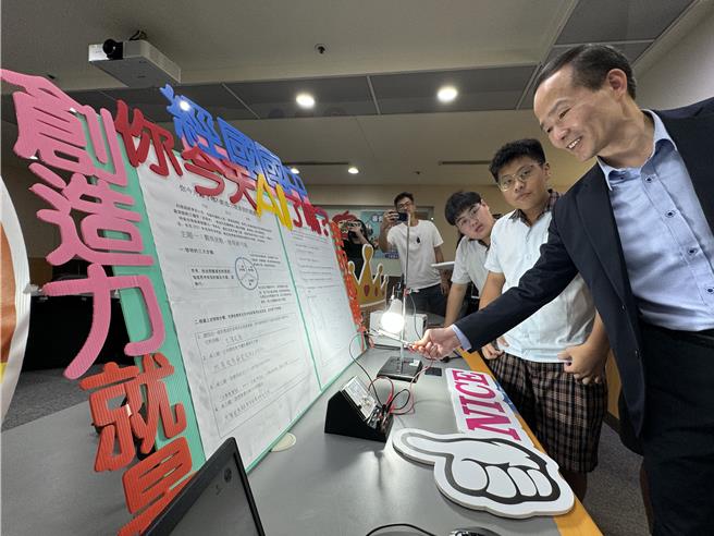 桃园各国中小绞尽脑汁设计多元有趣的暑假作业，桃园区经国国中希望学生从生活经验中找出不便，运用AI工具如ChatGPT的帮助，为问题找解方。（蔡依珍摄）