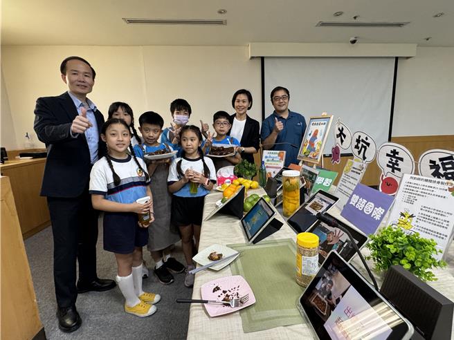 龟山区大坑国小推出环保清洁大师和家有小厨神，鼓励动手做环保清洁剂和为亲友下厨。（蔡依珍摄）