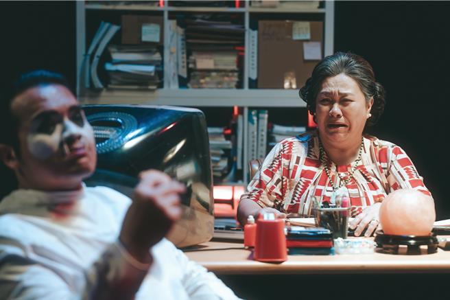 《我的婆婆怎么那么可爱2》中锺欣凌（右）饰演的彩香受伤昏迷，心繫4个不成材儿女，到地府与鬼做交易。（公视提供）