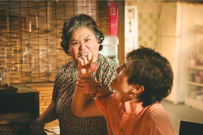 《我的婆婆怎么那么可爱2》中锺欣凌（左）饰演的彩香，发现王少伟饰演的秉孝成了名符其实流浪汉。（公视提供）