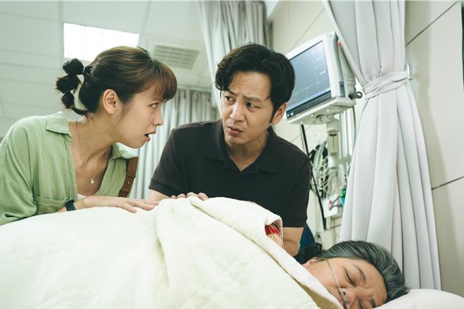 《我的婆婆怎么那么可爱2》中锺欣凌受伤昏迷，身边只有没血缘关系的小鸥和发贵。（公视提供