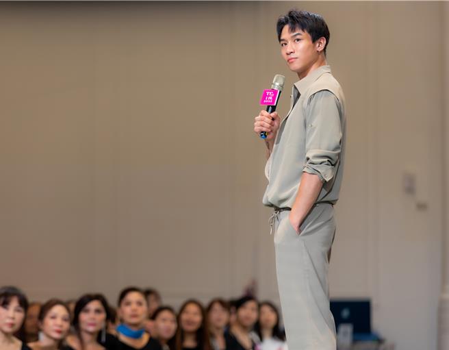 台湾时尚周系列活动「美魔女模特训练营」日前登场，组委会执行总监李卓燊表示，希望藉此训练营告诉大眾「时尚无关年龄」，激励更多人打破年龄和身分的界限，勇敢追逐时尚梦想。（台湾时尚创意产业联盟提供／潘虹恩台中传真）