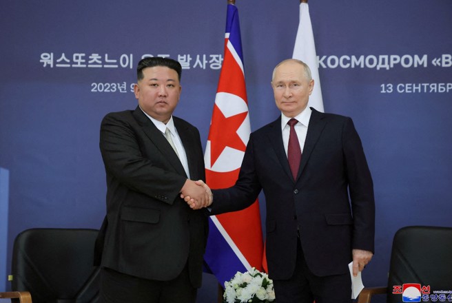 普丁决定出访平壤，算是去年金正恩乘访问俄罗斯的回访。图为去年4月金正恩乘专用火车前往海参崴，普丁亲自接见的场景。(图/路透社)