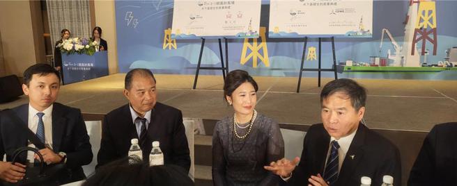 CIP区域总裁许乃文（左三）与世纪集团及台船环海等供应链，和媒体畅谈3-1沨妙风场的进度。图／吕雪彗