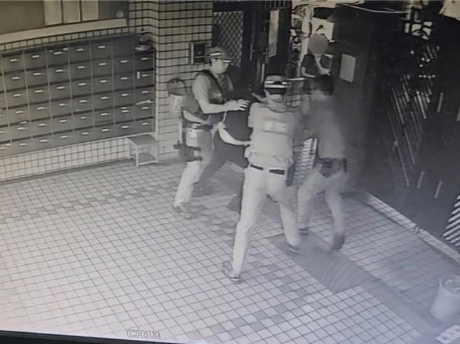 台中市29歲賴姓男子16日傍晚5點多疑似與鄰居發生口角，持刀在北區某社區管理室前大聲叫囂，幸無人傷亡，台中市警察局第二分局員警獲報到場處理將其壓制送醫。（民眾提供／潘虹恩台中傳真）