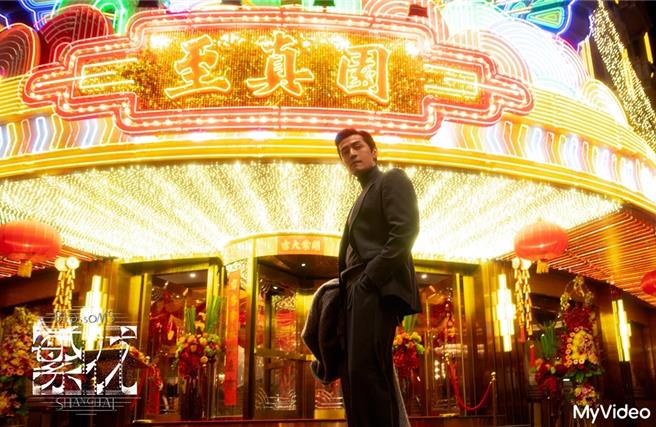 胡歌在《繁花》的西裝造型迷倒無數劇迷。（澤東電影、MyVideo提供）