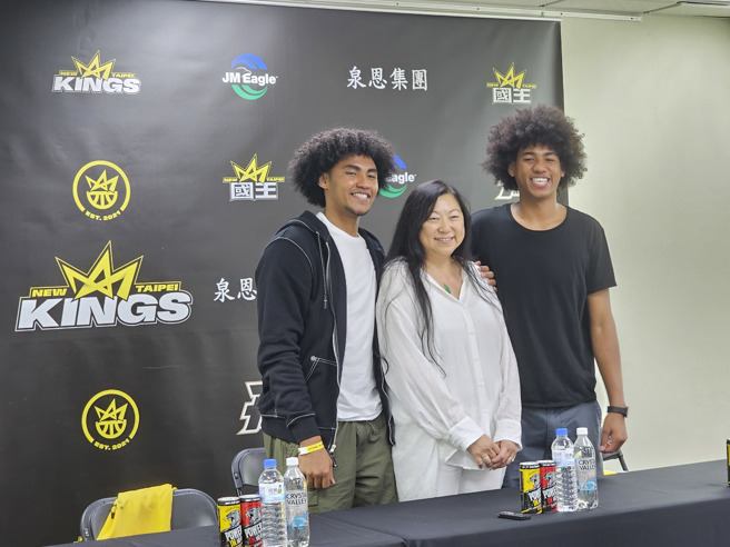 贺丹（左起）和母亲臧珍卓、弟弟贺博一起进场欣赏PLG总冠军赛。（陈筱琳摄）