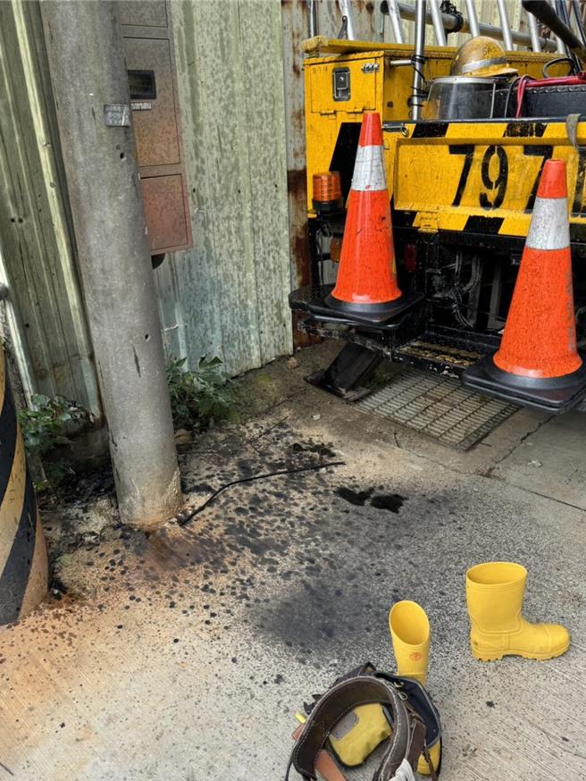 台中市龙井区游园路17日下午3时多传出停电事故，台电人员获报到场维修，不料试电过程，装置突喷出的熊熊烈火，导致该人员脸部遭烫伤，意识清楚送往台中荣总医治疗中。（图取自「记者爆料网」）