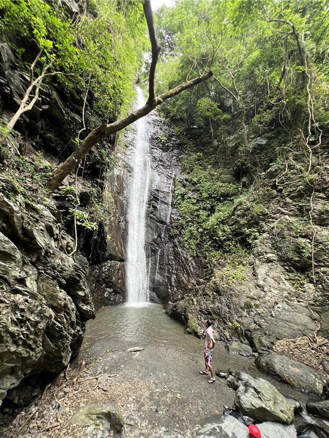 3名男子到屏東縣大津瀑布第一層瀑布溪降，其1人因繩子不夠長，卡在約兩層樓高的半空中逾1小時，幸好有遊客提供繩索，接上後才得以脫困。（屏東縣消防局提供／羅琦文屏東傳真）