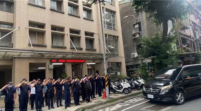 永和警分局长王耀辉率同仁列队敬礼致意，同仁们哀恸「任务结束、一路好走」。（永和警分局提供）