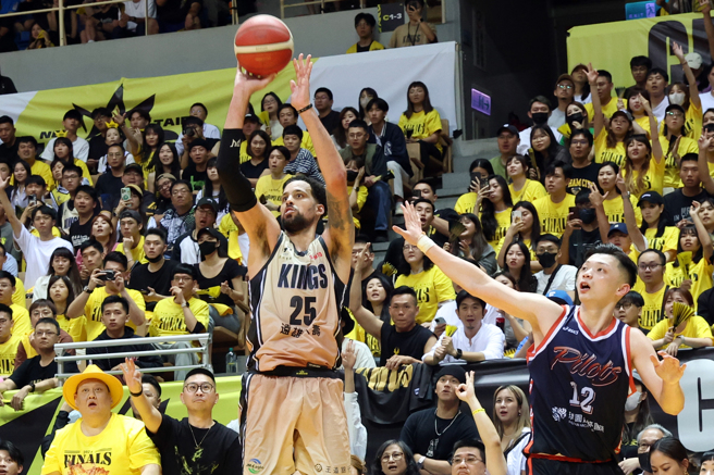 新北国王奥帝（左）投进28分，刷新个人PLG单场最高得分纪录。（邓博仁摄）