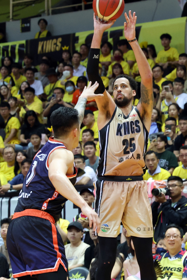 新北国王奥帝（右）单场5记三分球，追平国王队史总冠军赛球员个人单场三分命中纪录。（邓博仁摄）