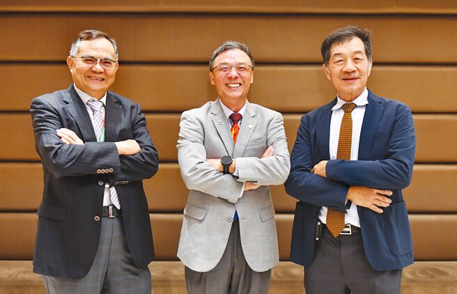 鈊象電子三位創辦人，緣分始於台灣工業技術學院（現為台灣科技大學），董事長李柯柱（中）、總經理江順成（右）及事業處總經理陳阿見（左）學生時代起就是球友兼牌咖。圖／本報資料照片