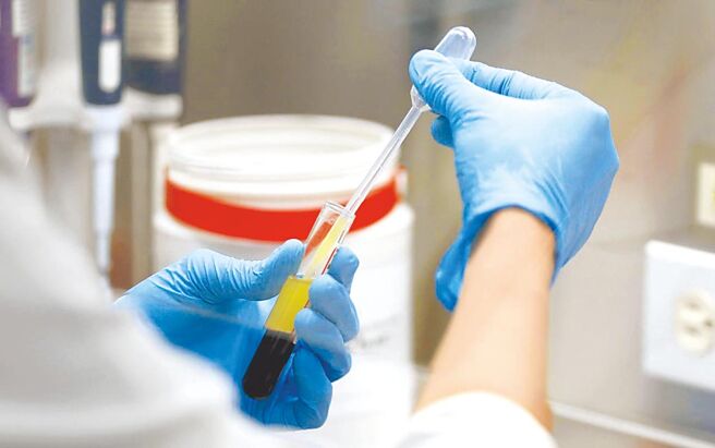 再生医疗双法过关，外泌体（Exosome）成生技产业当红炸子鸡，吸引包括前卫福部部长林奏延、血肿权威名医陈耀昌、台塑生医等争相卡位。已投入细胞疗法的长圣宣布成立外泌体新药平台；讯联在订单畅旺中，半年内已採购4台生物反应器，台宝、向荣、永立荣、宣捷积极布局，为产业再掀投资热潮。图／美联社