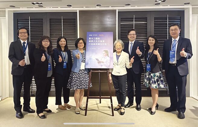 KPMG安侯建業專業策略長池世欽（左起）、諾貝兒寶貝股份有限公司方惠祺、證券櫃檯買賣中心上櫃審查部副組長陳碧瑩、衛生福利部長照司司長祝健芳、國立陽明交通大學ICF暨輔助科技研究中心中心主任李淑貞、KPMG安侯建業執行長施威銘、KPMG安侯建業健康照護與生技產業主持會計師郭欣頤、KPMG安侯建業審計部執業會計師許振隆等共同出席論壇。圖／KPMG安侯建業提供