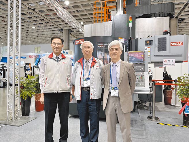 崴立机电董事长关永昌（中）与国外行销协理卢维信（右）及两岸行销协理徐源相（左）。图／庄富安