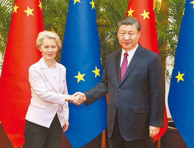 大陆国家主席习近平（右）2023年4月在北京人民大会堂会见欧盟主席范德赖恩（左）。（新华社）