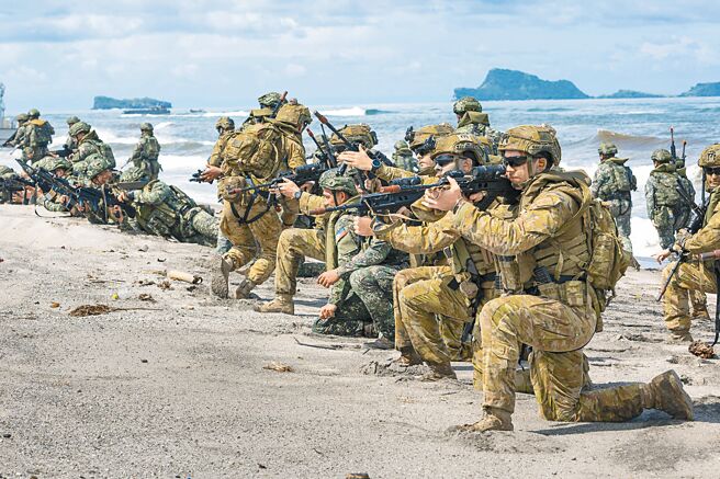 美媒专栏建议，台湾应仿效澳洲，允许非公民加入军队。图为澳洲陆军演习。（美联社）
