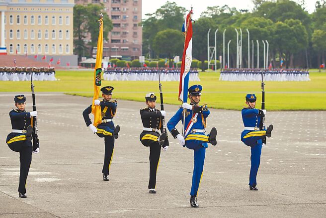 黄埔建校100周年校庆16日举行，巴拉圭军校校旗队踢着正步通过阅兵台。（黄世麒摄）