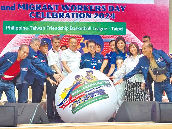 新北市政府與馬尼拉經濟文化辦事處16日在板橋體育館舉行菲律賓國慶慶祝活動，新北市長侯友宜（左五）與所有貴賓將超大充氣籃球拋向台下，讓32隊球員及啦啦隊員碰觸傳遞。（高鈞麟攝）