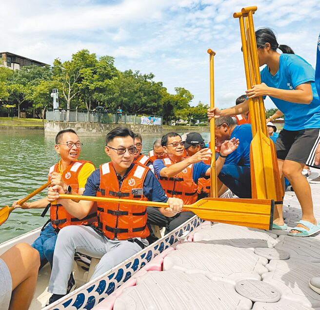 國民黨立法院副院長江啟臣（左二）16日受邀，與民眾黨台中市議員陳清龍（左一）一起划龍舟，2人「藍白合划」，呼籲外界不要過多政治聯想。（江啟臣辦公室提供／張妍溱台中傳真）