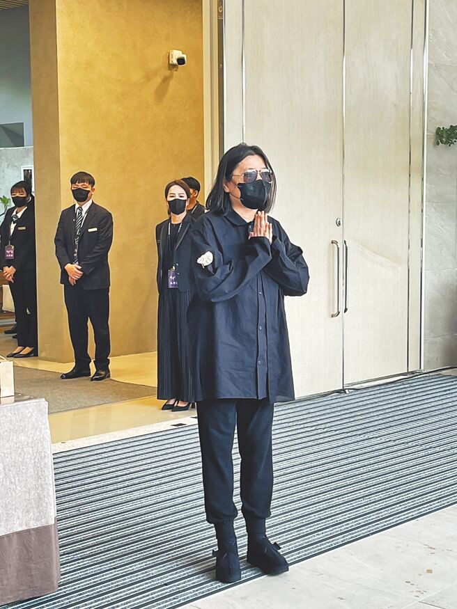 邱瓈寬16日在母親追思禮後現身面對媒體致意。（李承陽攝）