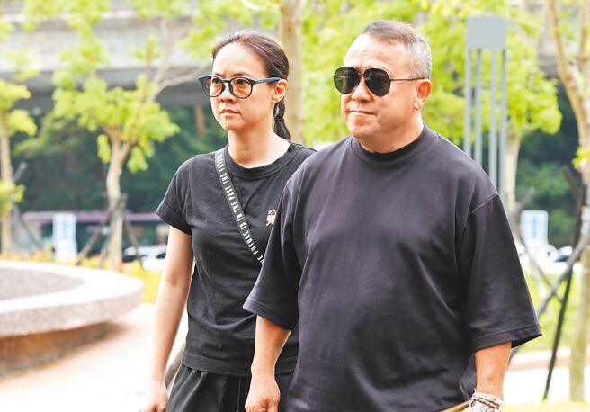 曾志偉（右）特地飛來台灣，跟女兒曾寶儀16日出席寬姐母親的追思會。（鄧博仁攝）