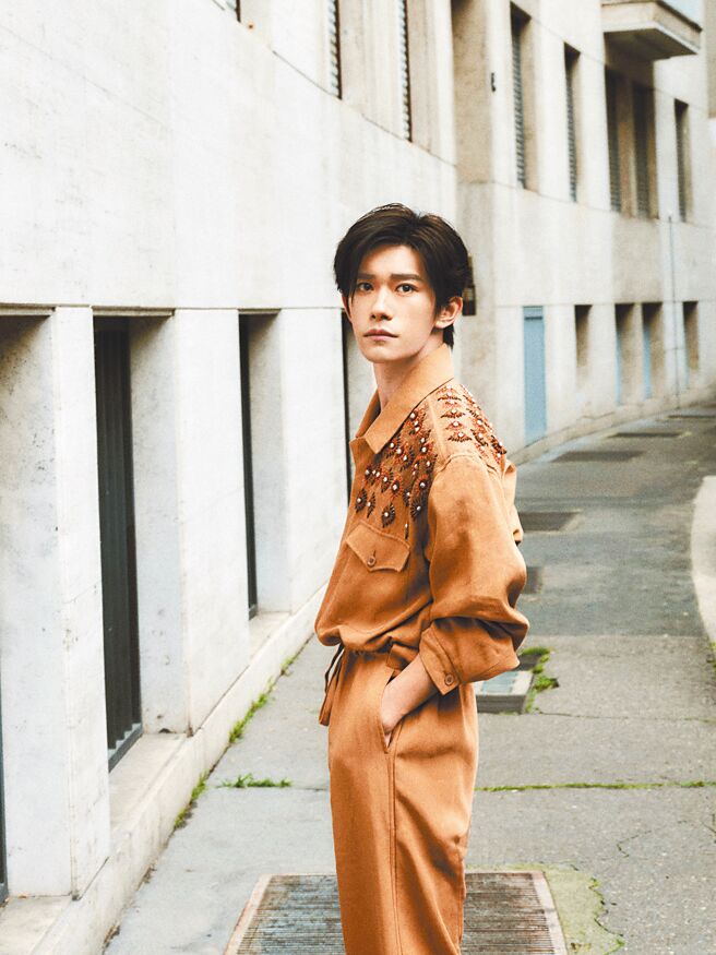 Emporio Armani全球形象代言人易烊千璽出席Emporio Armani 2025春夏男裝系列時裝秀。（Emporio Armani 提供）