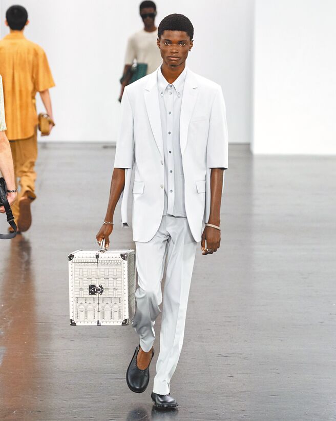 FENDI 2025春夏男裝系列包款，雕刻品牌門店的皮革硬箱討論度十足。（摘自官方臉書）