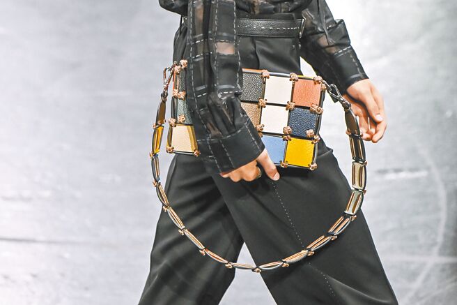 FENDI以皮革方塊打造的包款是本季重點包款之一。（美聯社）