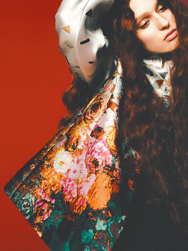 SHIATZY CHEN 夏姿陈2024早秋系列，将清朝后妃穿着朝服繫挂胸前的彩绸，与西方经典的领带相互融合。（SHIATZY CHEN 夏姿陈提供）