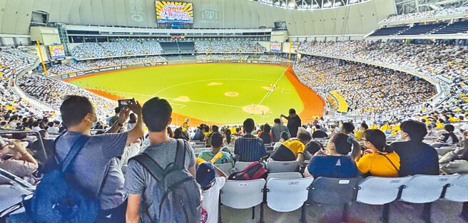 台北大巨蛋运动赛事吸引满满人潮，16至22岁青年可用青春动滋券扣抵门票，欣赏精彩赛事，图为15日中职中信兄弟对统一狮。（姚志平摄）