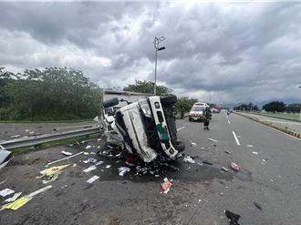 三重车祸！小轿车为闪避机车   自撞分隔岛翻覆