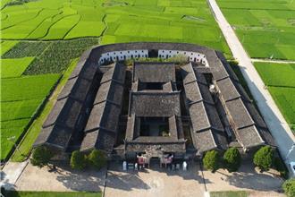 陸「客家第一祠」不敵暴雨侵擊 崩塌現場慘況曝